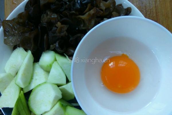 丝瓜鸭蛋炒木耳的做法图解1