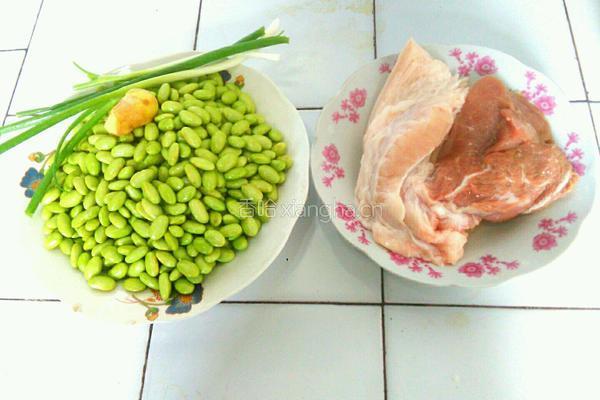 毛豆烧肉的做法图解1