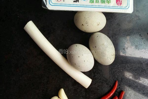 皮蛋豆腐的做法图解1