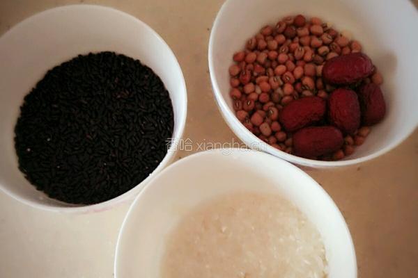 红豆黑米粥的做法图解1