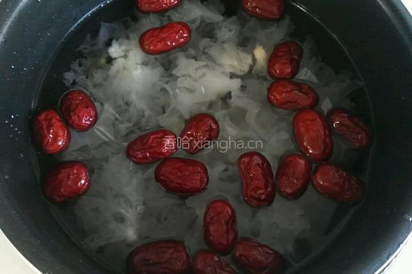 红枣桂圆银耳汤的做法图解4