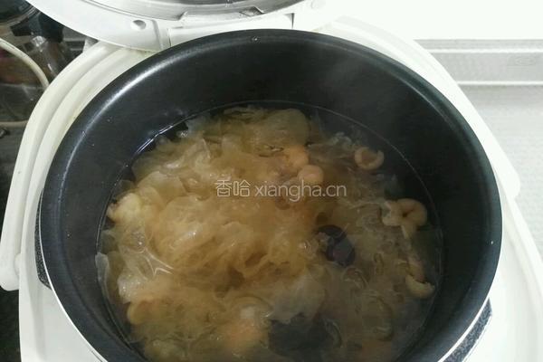 红枣桂圆银耳汤的做法图解5