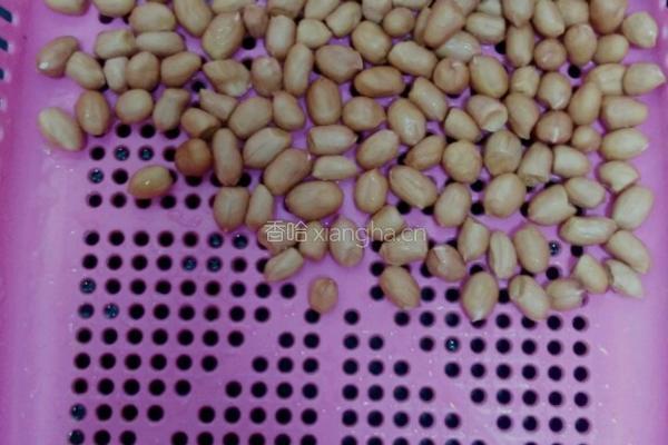 微波炉油酥花生米的做法图解1
