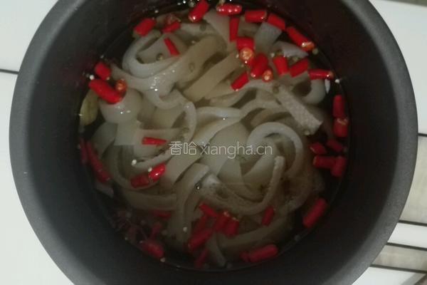 小米酸辣猪皮的做法图解5