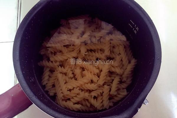 卷心菜炒螺旋面的做法图解3