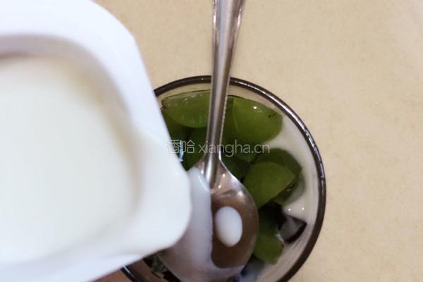 龟苓膏水果杯的做法图解5