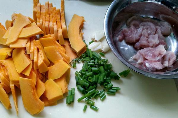 南瓜炒肉片的做法图解1