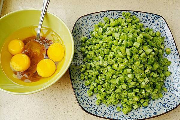 虾酱鸡蛋炒四季豆的做法图解2