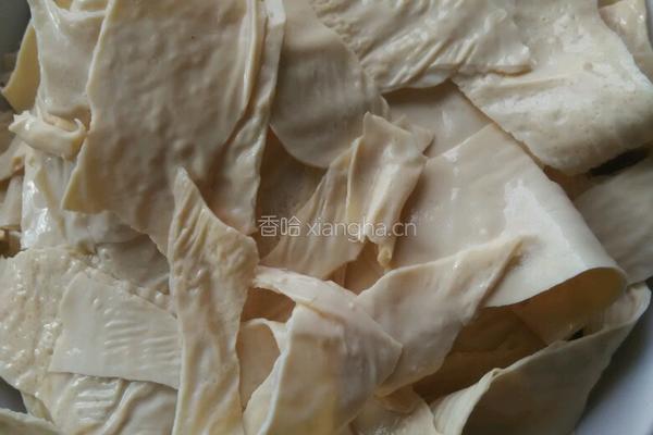 白菜炒腐皮的做法图解1