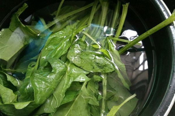 菠菜丸子汤的做法图解1