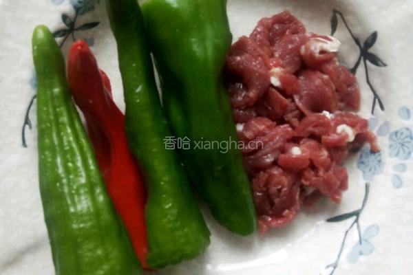 尖椒炒肉的做法图解1