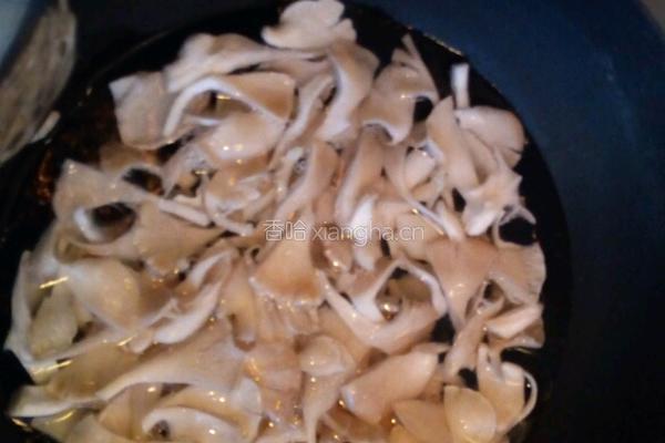 蘑菇肉丸汤的做法图解2