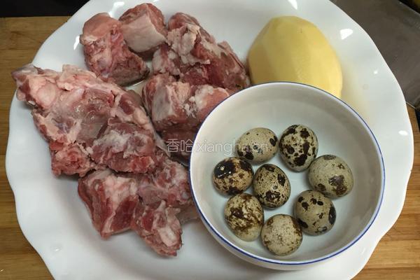土豆鹌鹑蛋烧排骨的做法图解1