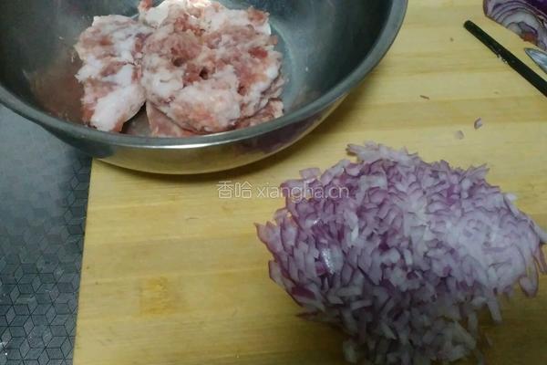 猪肉鸡蛋汉堡的做法图解1