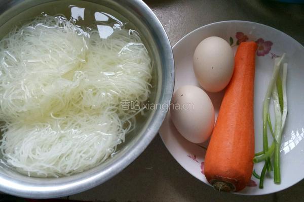 胡萝卜鸡蛋炒米粉的做法图解1