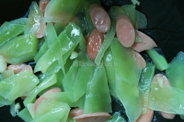 莴苣炒火腿肠的做法图解4