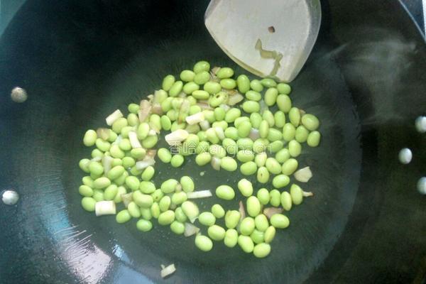 毛豆炒蟹味菇的做法图解4