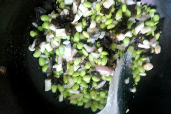 毛豆炒蟹味菇的做法图解5