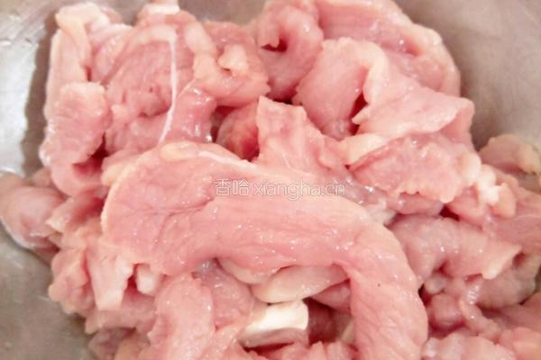 青椒炒肉片的做法图解1