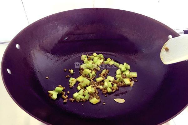 香肠黄瓜炒饭的做法图解5