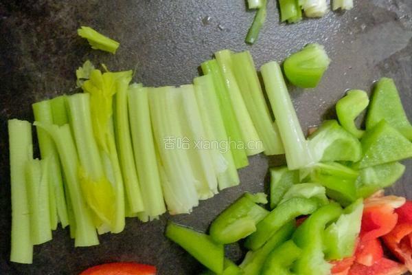 红椒芹菜鱿鱼卷的做法图解7
