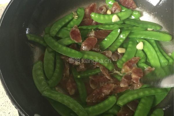 荷兰豆炒腊肠的做法图解4