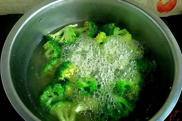 虾仁炒西蓝花的做法图解2