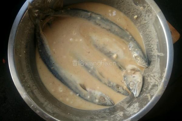 炸小鲅鱼的做法图解2