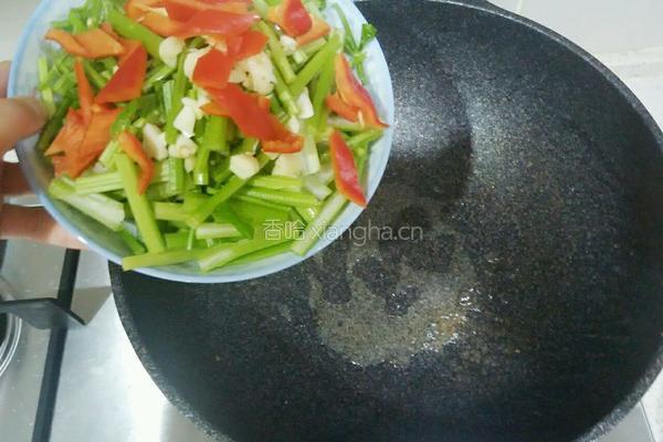 芹菜炒肉的做法图解3