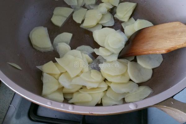 辣白菜炒土豆片的做法图解3