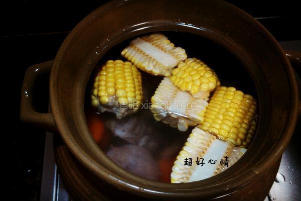 胡萝卜玉米骨头汤的做法图解6