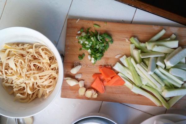 丝瓜豆腐皮鸡蛋面的做法图解1