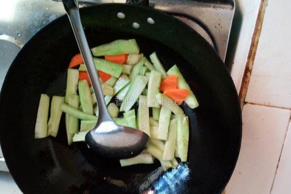 丝瓜豆腐皮鸡蛋面的做法图解3