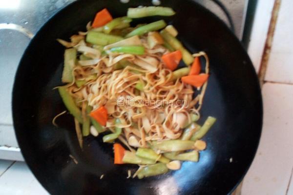 丝瓜豆腐皮鸡蛋面的做法图解5