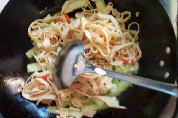 丝瓜豆腐皮鸡蛋面的做法图解4