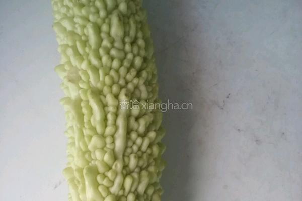 苦瓜炒鸡蛋的做法图解1