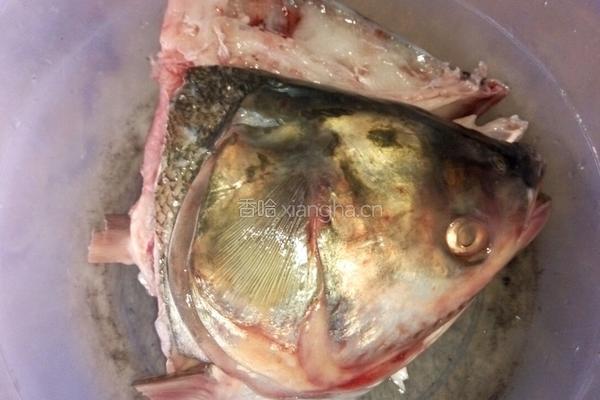 鱼头烧豆腐的做法图解1