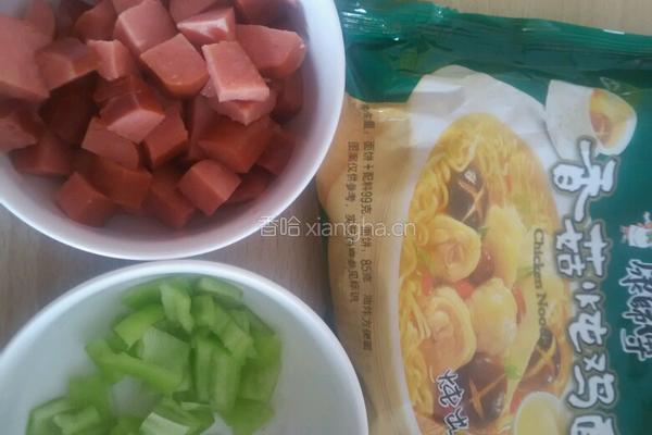 香肠拉面的做法图解1