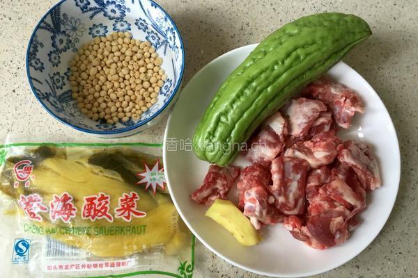 苦瓜酸菜排骨汤的做法图解1