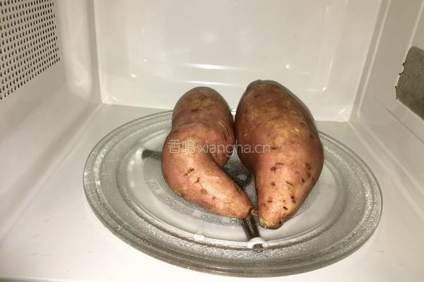 微波炉烤红薯的做法图解2