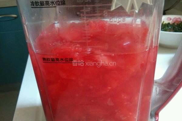 鲜榨西瓜汁的做法图解2
