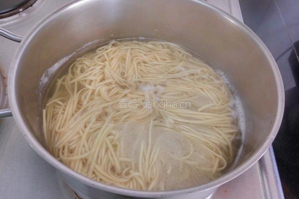 鸡腿杂蔬拌面的做法图解4