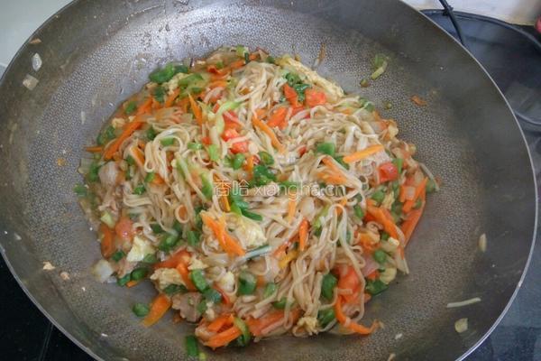 鸡腿杂蔬拌面的做法图解7
