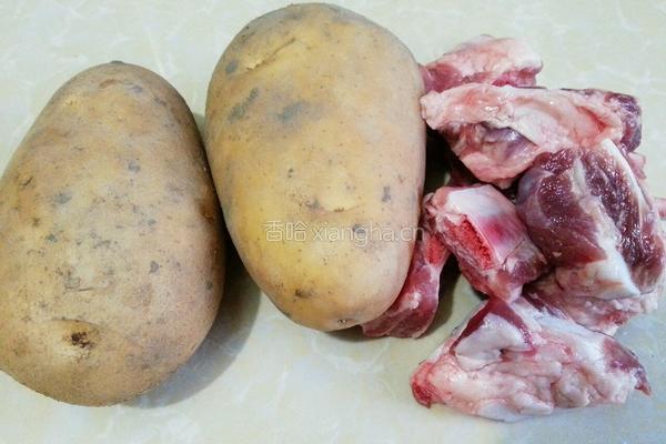 土豆排骨汤的做法图解1