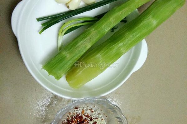 凉拌莴笋丝的做法图解1