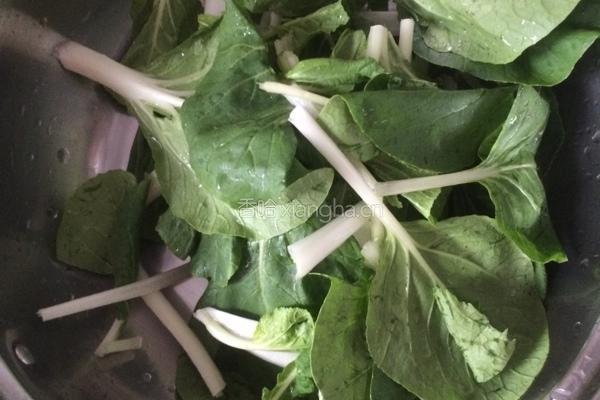 白菜煮鱼的做法图解1