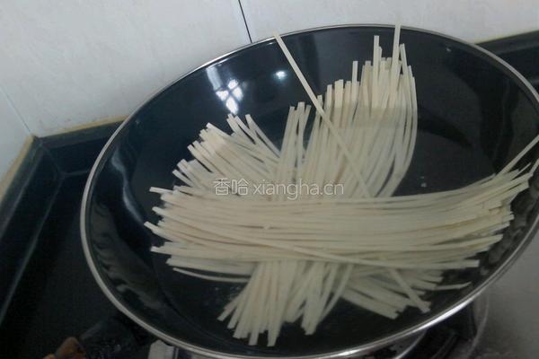 麻辣豆瓣酱宽带面条的做法图解3