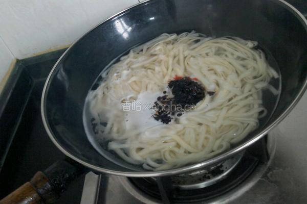 麻辣豆瓣酱宽带面条的做法图解6