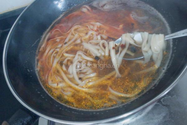 麻辣豆瓣酱宽带面条的做法图解7