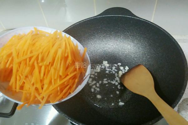 胡萝卜炒墨鱼丝的做法图解8